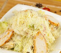 Салат Цезарь с курицей