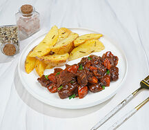 Говядина с черносливом и запеченным картофелем