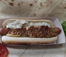 Хот-дог с баклажаном и творожным сыром