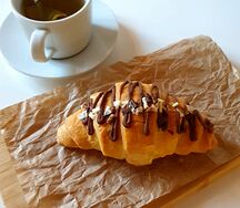 Круассан с шоколадной начинкой