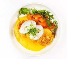 Картофельный хашбраун с сёмгой, яйцом пашот и голландским соусом