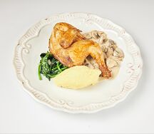 Запеченный цыпленок в сливочно грибном соусе с пюре