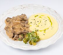 Бефстроганов с пюре