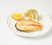 Стейк из семги с айсбергом на гриле