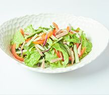 Салат из свежих овощей и отварной говядины