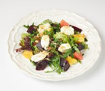 Салат с творожным сыром и свеклой