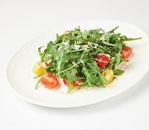 Руккола с томатами черри