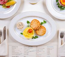 Куриные котлеты с картофельным пюре и грибным соусом