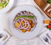 Селедочка натуральная с молодым картофелем и зеленым лучком