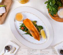 Лосось на подушке из шпината и брокколи