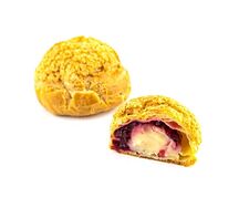 Булочка с кремом и брусникой