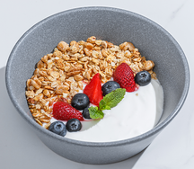 Йогурт с ягодами и гранолой