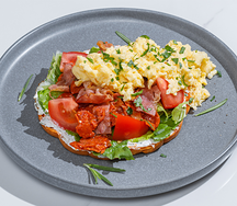 Завтрак с беконом и пеперони