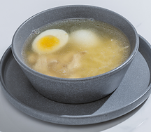Куриный бульон с лапшой и яйцом