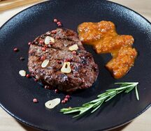 Перечный стейк из говядины на углях