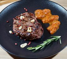 Стейк из говядины на углях