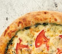 Пицца со шпинатом и сыром дорблю