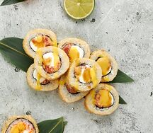 Ролл Темпура роял с соусом манго