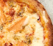 Пицца с форелью и дорблю