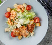 Салат Цезарь с куриной грудкой