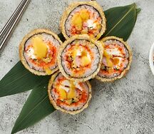 Ролл темпура с креветкой с соусом манго