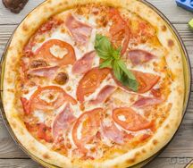 Пицца с ветчиной и томатами