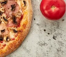 Пицца с копченой курицей и грибами