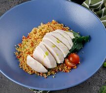 Куриная грудка на пару с киноа и овощами