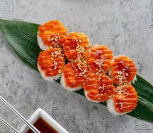 Ролл запечённый со снежным крабом