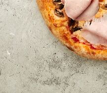 Пицца с ветчиной и грибами