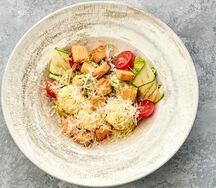 Тёплый салат с курицей и копчёным сулугуни