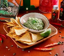 Гуакамоле с кукурузными чипсами начос