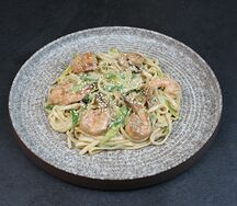 Лапша с креветками и цукини в сливочном соусе