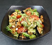 Теплый салат с хрустящими баклажанами