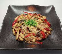 Лапша с курицей в соусе свит-чили