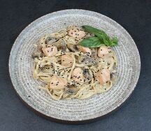 Лапша с лососем и грибами в сливочном соусе