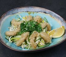 Салат с кальмарами и водорослями