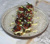 Темпура ролл с тунцом и манго