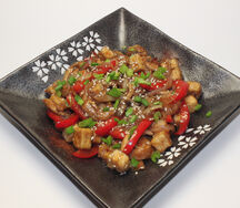 Жареный тофу в соусе свит-чили