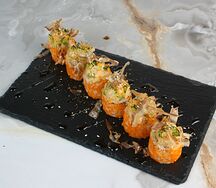 Опаленный ролл с гребешком, авокадо и крабом