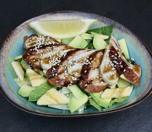 Салат с угрем сашими