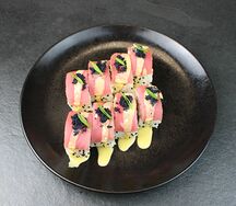 Ролл с тунцом, лососем и манговым соусом