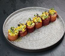 Ролл в лососе c манго