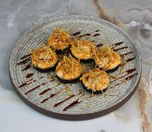 Запеченный ролл с крабом, креветкой и манго