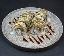 Ролл Фушиги с угрем и крабом