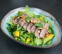 Салат с утиной грудкой в соусе из маракуйи