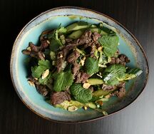 Салат с говядиной и битыми огурцами