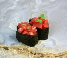 Тунец с соусом из маракуйи