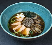 Мисо суп с лососем и лапшей соба