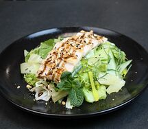 Салат с курицей в соусе лемонграсс